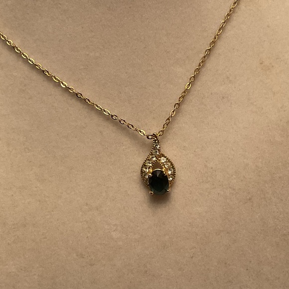 Blue Saphire Necklace with matching Earrings in Gold - Picture 2 of 4